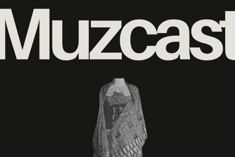 Na czarnym tle biały napis „Muzcast”, w środkowej części śląski strój ludowy w czarno-białych kolorach