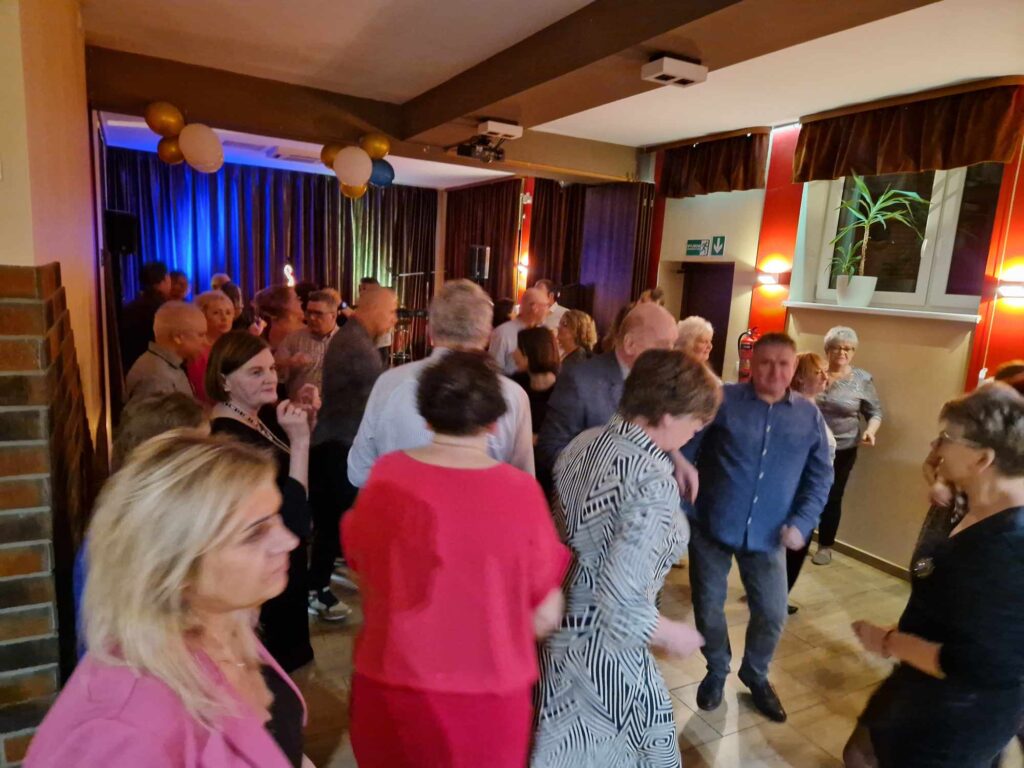 Tańczący goście podczas ostatniej zabawy karnawałowej na parkiecie w SCK Jarzębina