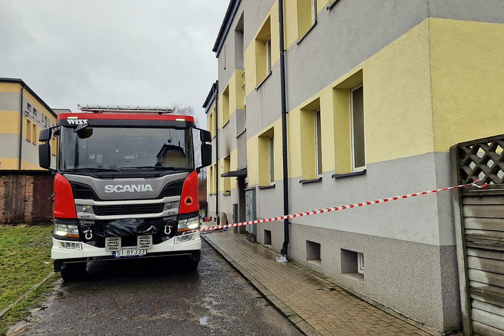 Wóz straży pożarnej przy budynku przy ul. Kołłątaja