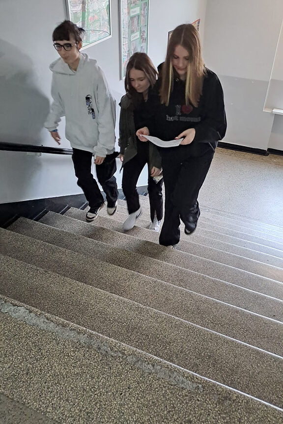 Uczniowie w trakcie gry w grę terenową