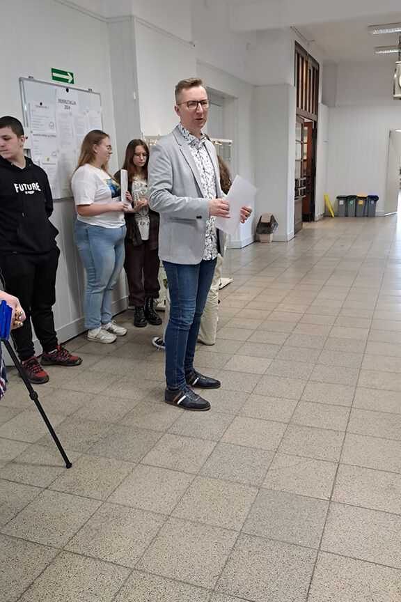 Dyrektor szkoły przemawia do uczniów