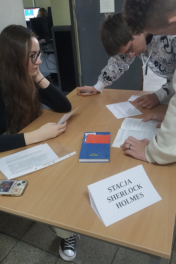 Uczniowie rozwiązują zadania na jednej ze stacji.