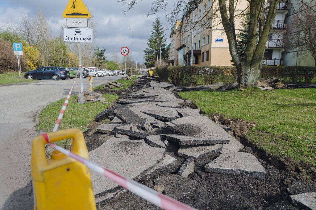 Wymiana nawierzchni chodnika na Bańgowie