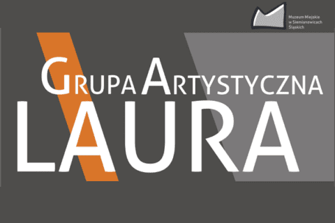 Na ciemno-brązowym tle, napis dużymi jasnymi literami – „Grupa Artystyczna Laura”