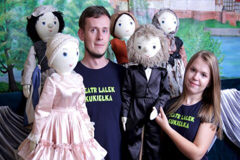 Aktorzy i lalki ze spektaklu dla dzieci o Szewczyku Dratewce