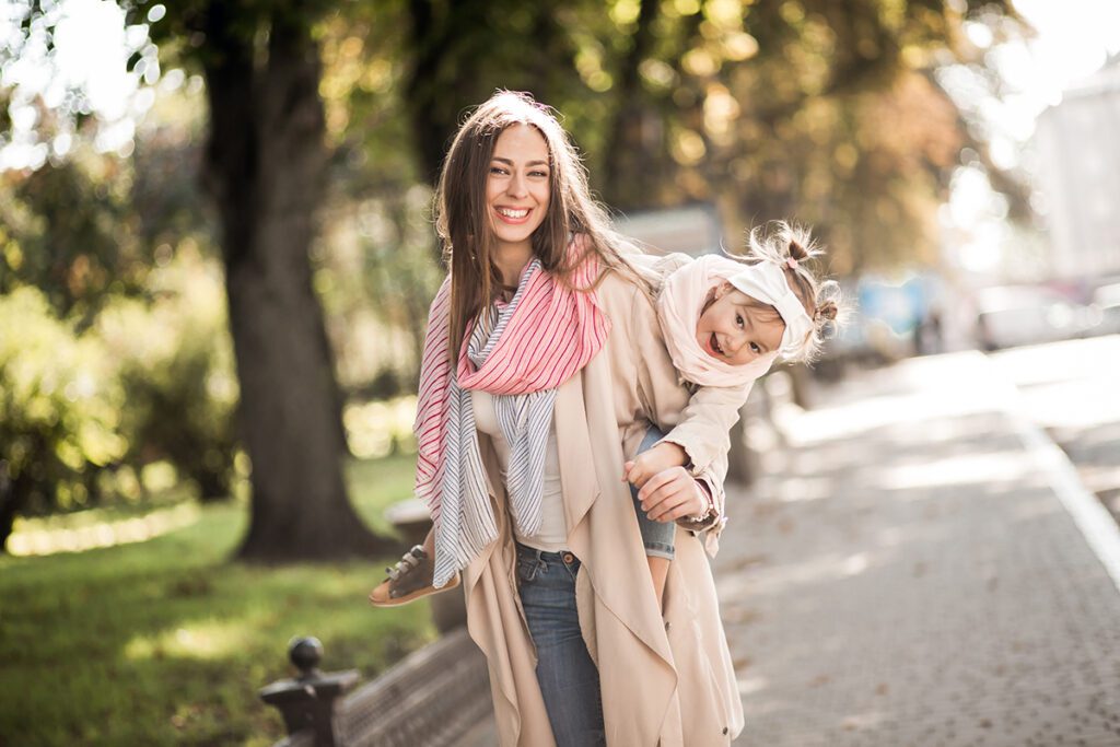 Mama z córką. Zdjęcie ilustrujące Dzień Matki.