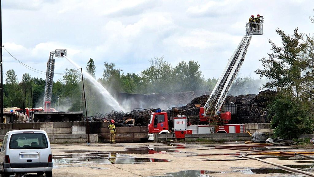 Strażacy podczas dogaszania pożaru na nielegalnym składowisku odpadów, zlokalizowanym na prywatnym terenie w Michałkowicach.