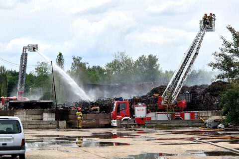 Strażacy podczas dogaszania pożaru na nielegalnym składowisku odpadów, zlokalizowanym na prywatnym terenie w Michałkowicach.