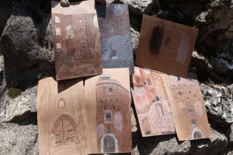 Rysunki wykonane przez podopiecznych Pracowni Plastycznej Okienko podczas pleneru malarskiego na zamku w Siewierzu