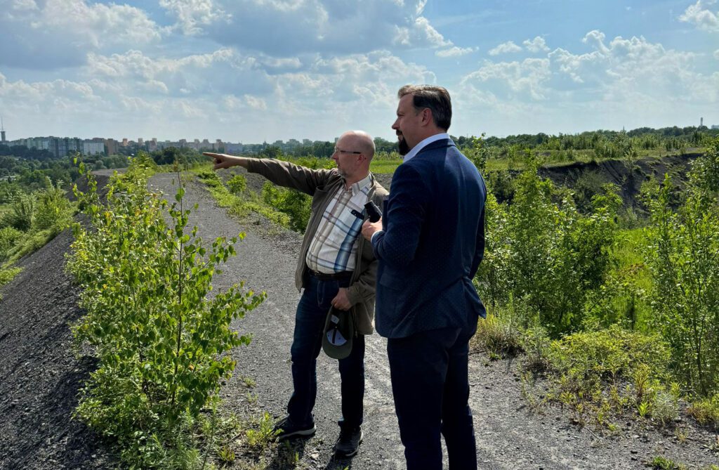 Prezydent miasta, Rafał Piech i Adam Balon, przyrodnik podczas spotkania na hałdzie michałkowickiej