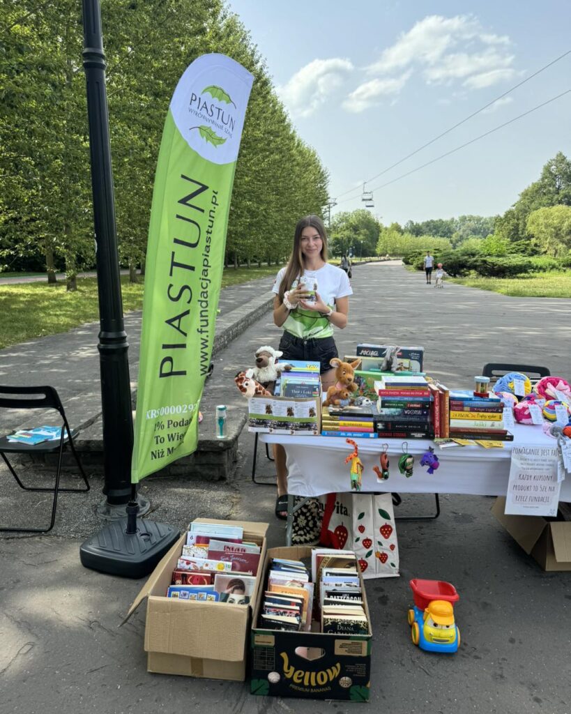 Wolontariuszka przy stoisku podczas wyprzedaży