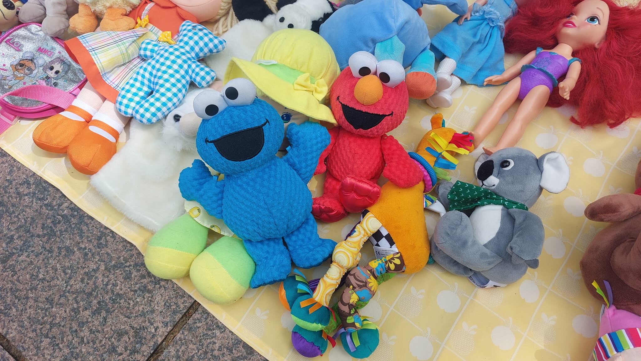 Kolorowe zabawki na wyprzedaży garażowej