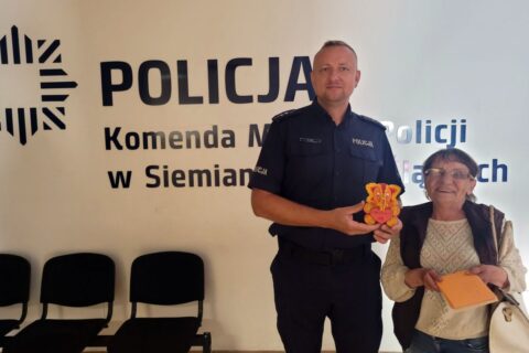 Aspirant Mariusz Farat z Komendy Miejskiej Policji w Siemianowicach wraz z wdzięczną siemianowiczanką.