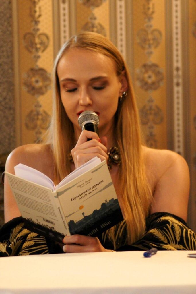 Natalia Shlikhutka czyta wiersz z tomiku poezji