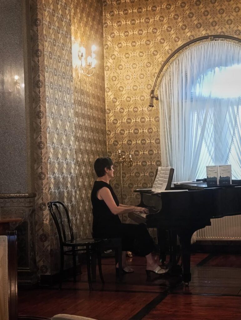 Olga Dimczenko gra na fortepianie