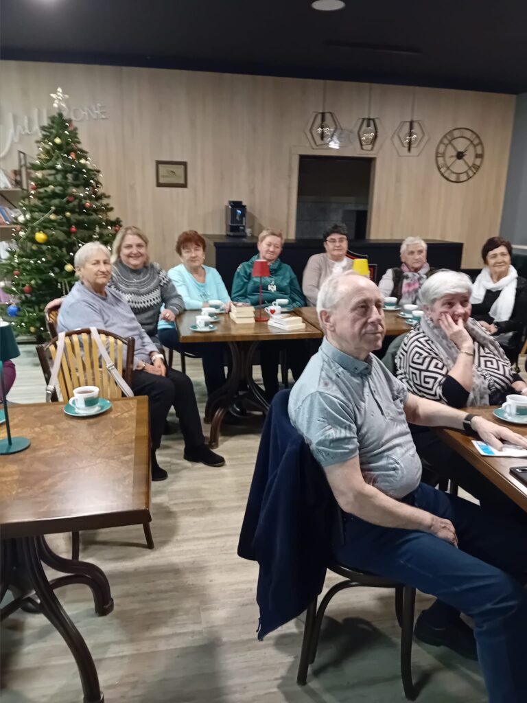 Seniorzy podczas warsztatów, słuchają prowadzącego