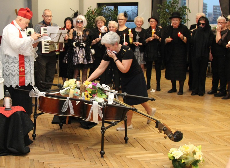 Seniorki jako płaczki opłakują koniec karnawału