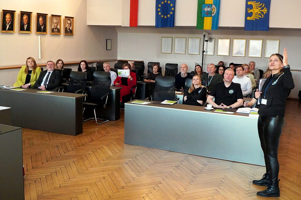 Jolanta Przykuta, naczelnik Wydziału Infrastruktury Technicznej objaśnia założenia siemianowickiego Geranium naczelnikom i kierownikom wydziałów urzędu miasta.