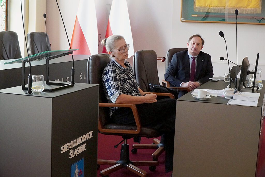 Iwona Majewska-Durjasz, właścicielka i założycielka firmy Ekoid oraz specjalistka ds. prawa wodnego oraz Przemysław Major, Zastępca Burmistrza Cieszyna, podczas spotkania z zespołem siemianowickiego Geranium.