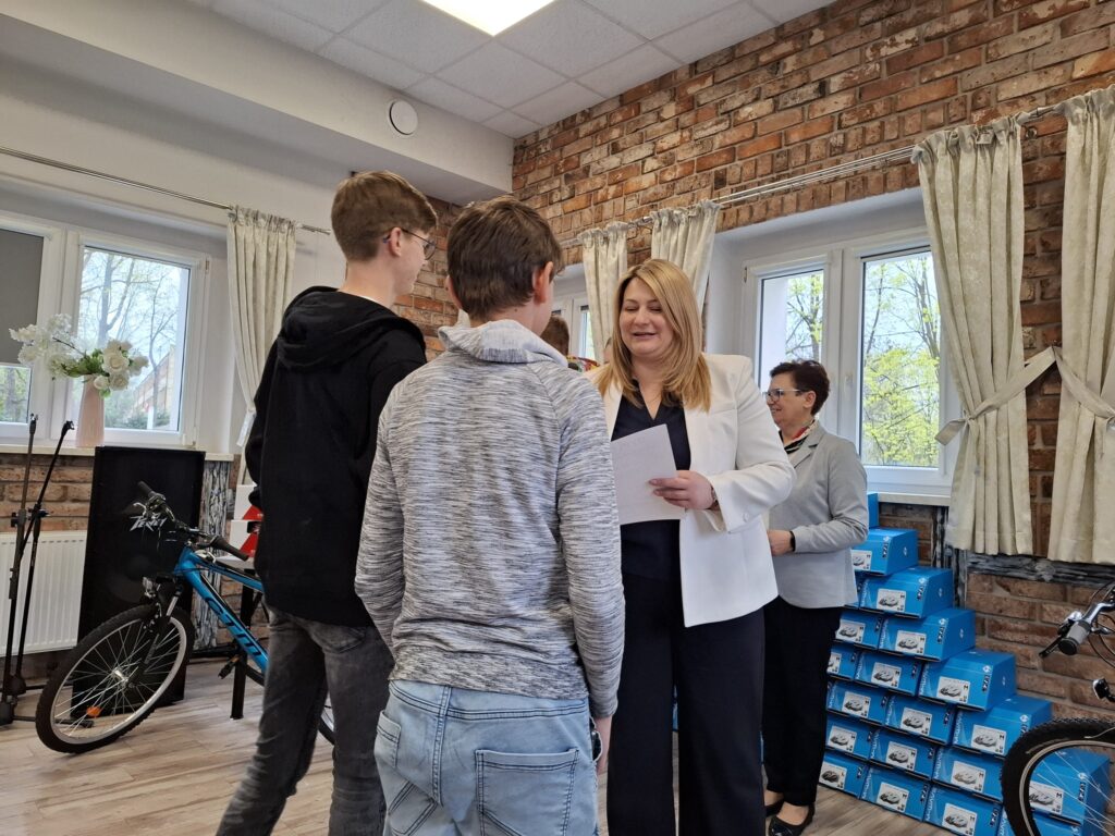 Beata Gałecka wręcza uczestnikom zabawy podziękowania.