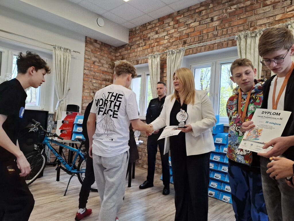 Beata Gałecka wręcza uczestnikom zabawy podziękowania.