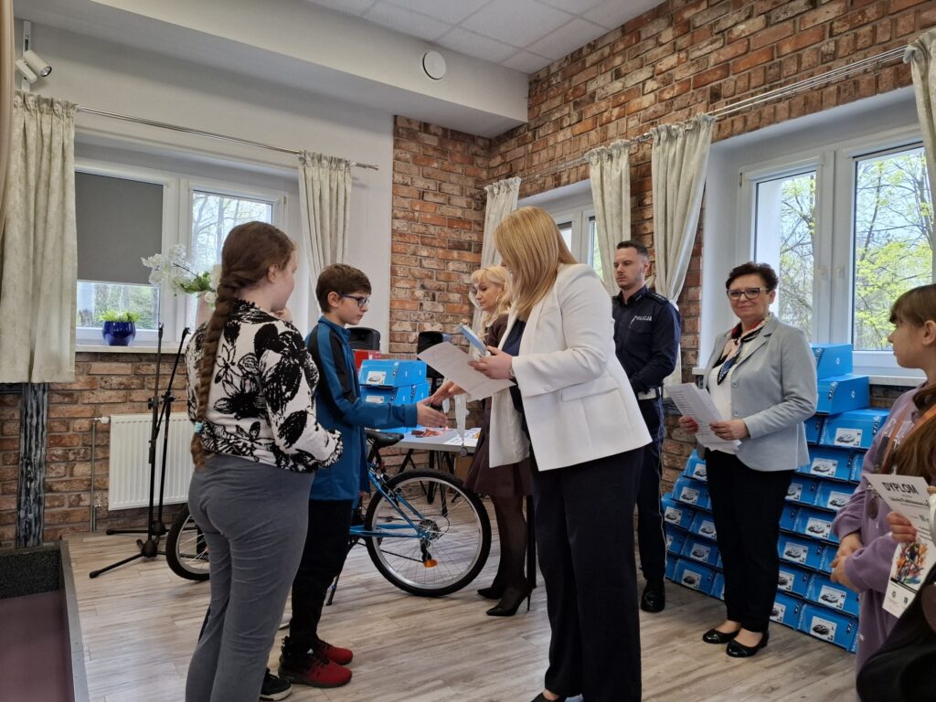 Beata Gałecka wręcza uczestnikom zabawy dyplomy i podziękowania.