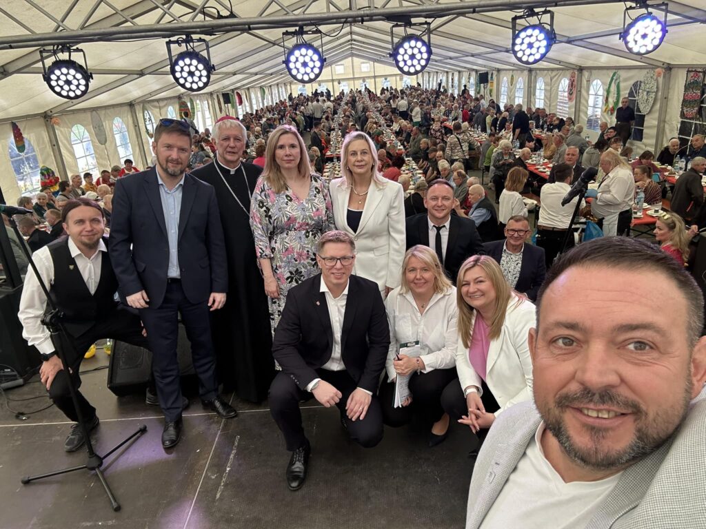 Organizatorzy i goście podczas Metropolitalnego Śniadania Wielkanocnego.