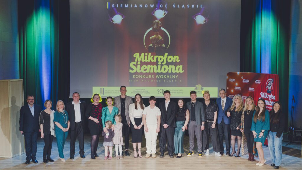 Finaliści konkursu z jurorami i organizatorami