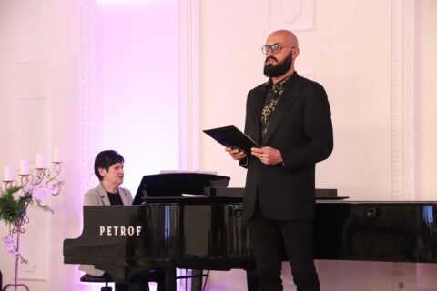 Na scenie Olga Demczenko przy fortepianie i Artur Bauc