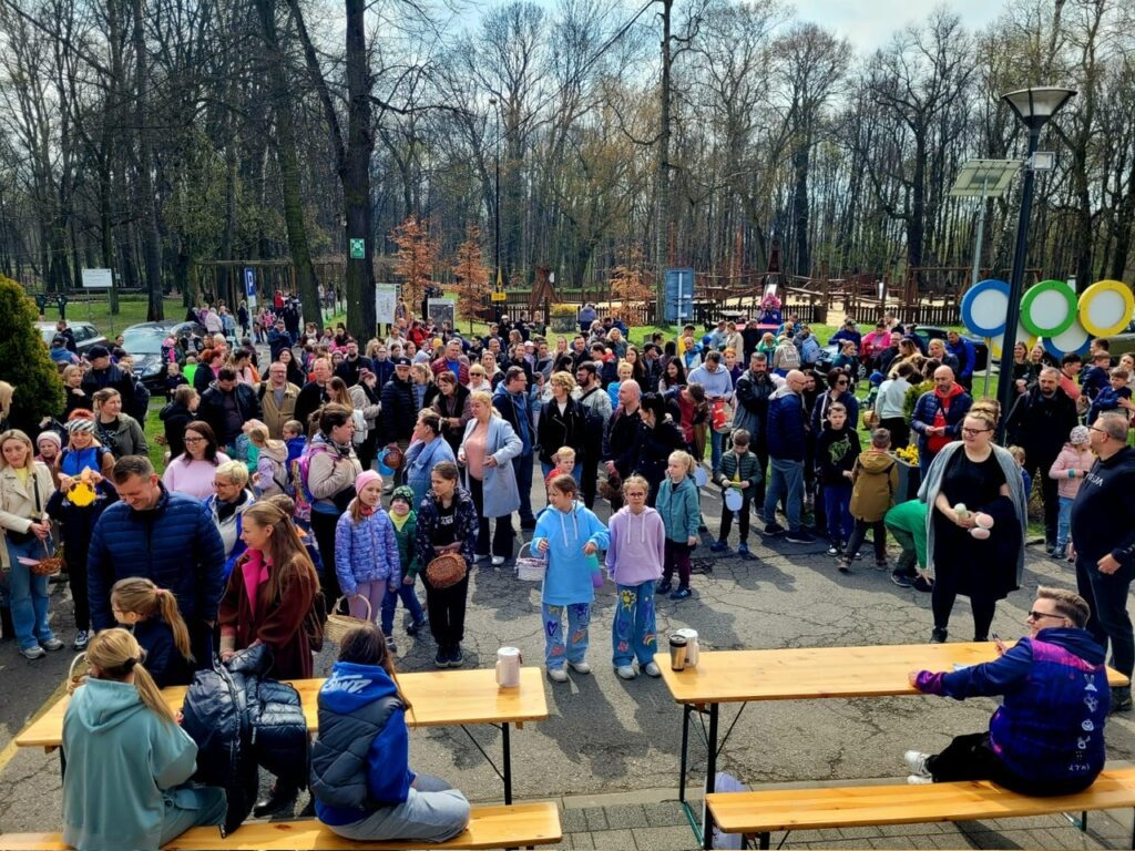 Tłum uczestników.