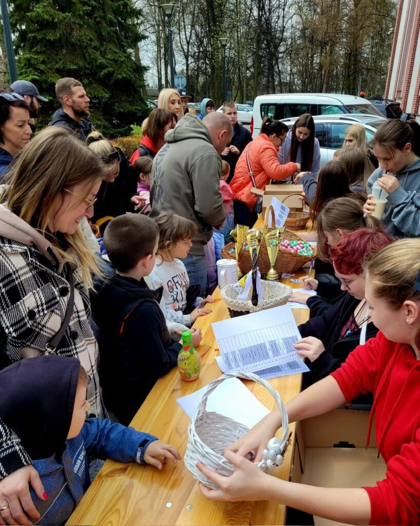Wolontariusze przeliczający odnalezione pisanki.