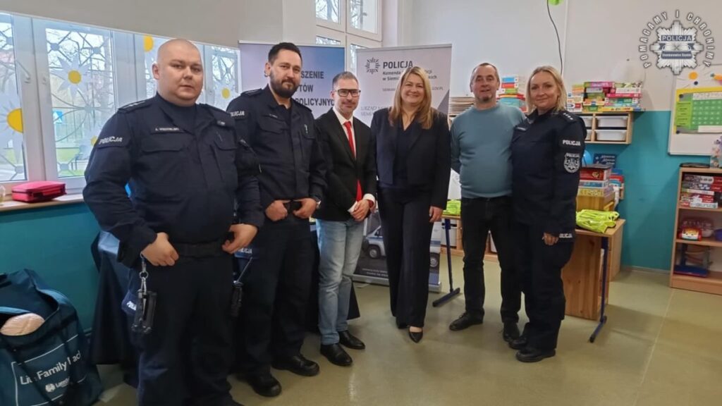 Uczestnicy spotkania policjanci oraz Dyrektor MOPS-u Mateusz Kacy, Druga Zastępca Prezydenta Miasta Beata Gałecka, Komendant Miejski Policji w Siemianowicach Śląskich insp. Waldemar Wierzycki