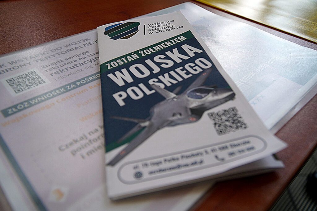 Broszura informacyjna związana z rekrutacją do wojska.