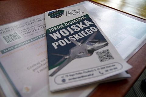 Broszura informacyjna związana z rekrutacją do wojska.