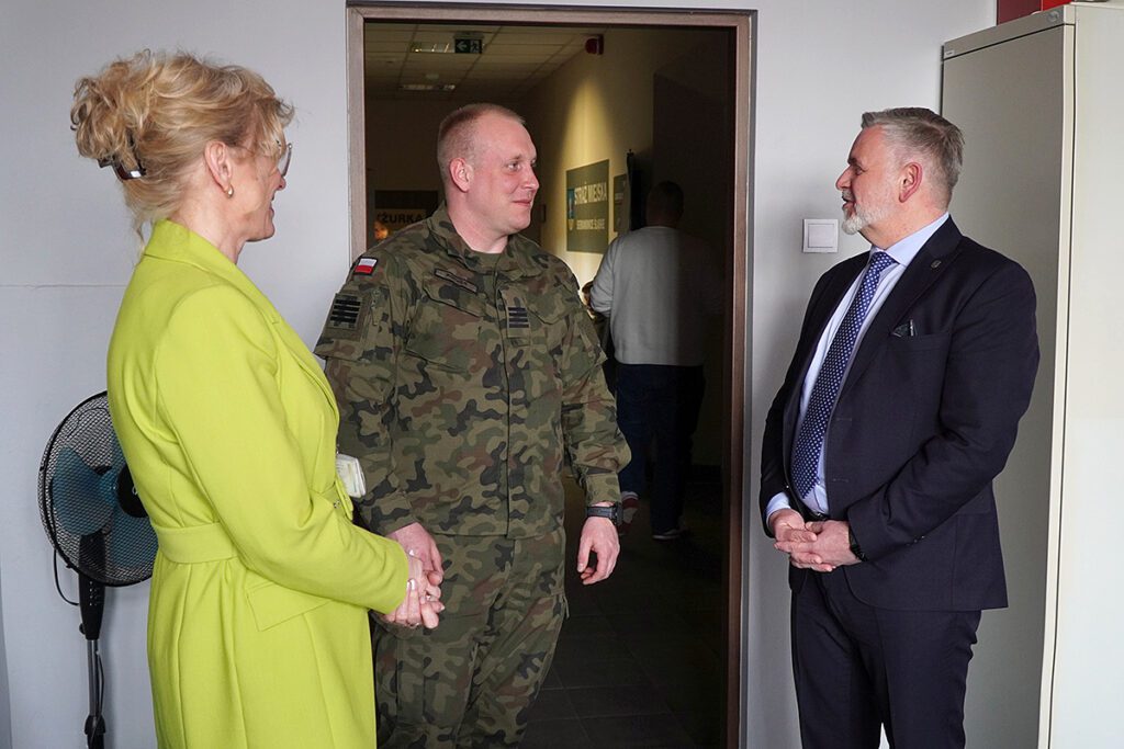 Izabela Pesel, Zastępca Naczelnika Wydziału Zarządzania Kryzysowego, plutonowy Daniel Roter z Wojskowego Centrum Rekrutacji w Chorzowie oraz Adam Skowronek, Sekretarz Miasta Siemianowice Śląskie.