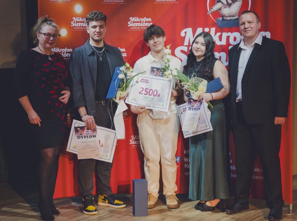 Laureaci pierwszych miejsc Antoni Marzec, Michał Lech i Julia Imielska z organizatorami - Moniką Pojdą-Dziekońską i Krzysztofem Nosem