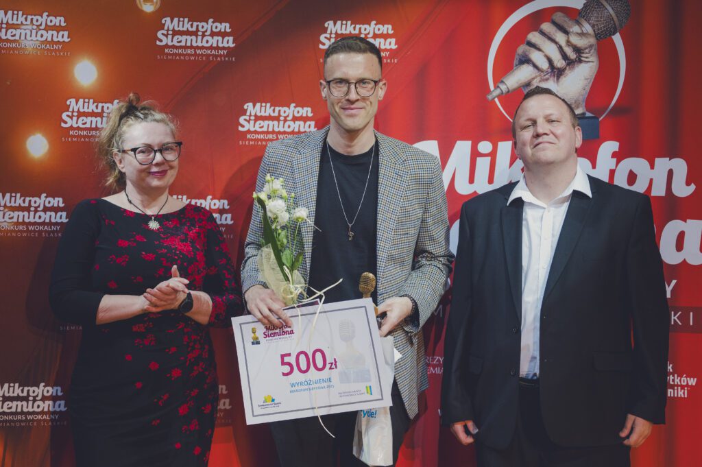 Wyróżniony Adam Sikorski z organizatorami Moniką Pojdą-Dziekońską i Krzysztofem Nosem