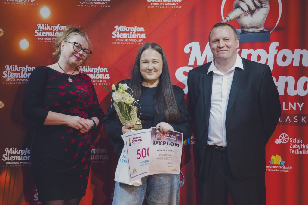 Wyróżniona Wiktoria Dziuba z organizatorami - Moniką Pojdą-Dziekońską i Krzysztofem Nosem