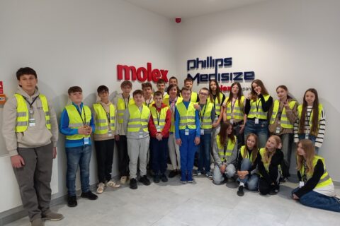 Młodzież z SP 13 ustawienia do pamiątkowego zdjęcia w Phillips Medisize Poland Sp. z o.o.