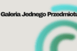 Grafika zawiera tekst „Galeria Jednego Przedmiotu” zapisany pogrubioną, czarną czcionką. Tekst jest wyraźny i umieszczony na jasnym tle, co zapewnia dobrą czytelność. W tle znajdują się półokrągłe, rozmyte kształty w odcieniach zieleni i błękitu.