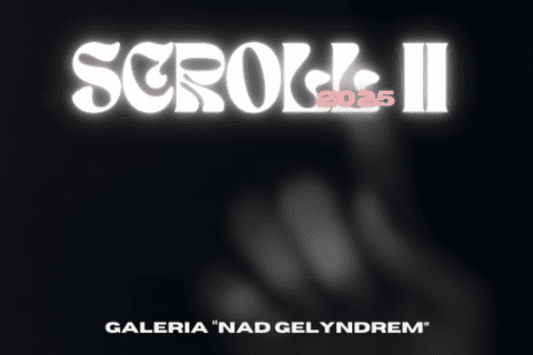 Na ciemnym tle, zawierający duży, świetlisty, biały napis „SCROLL II” w górnej części. Wewnątrz liter „L” znajduje się mniejszy, różowy napis „2025”. Pod napisem, w dolnej części plakatu, widoczny jest ciemny, rozmyty zarys dłoni wskazującej palcem. Na dole plakatu, znajduje się biały napis „GALERIA NAD GELYNDREM”