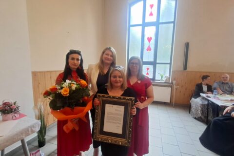 Na pierwszym planie z ramką stoi Aleksandra Krążek dotychczasowa przewodnicząca koła Caritas, za nią Beata Gałecka - II zastępca prezydenta miasta, po lewej Monika Zajęcka -nowa wiceprzewodnicząca koła a po lewej, Agnieszka Kawka, nowa przewodnicząca koła Caritas.