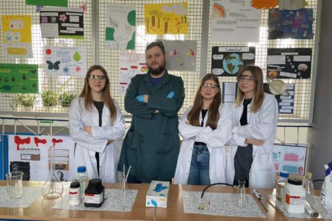 Uczniowie podczas zajęć chemicznych