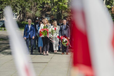 Delegacja z kwiatami przed pomnikiem