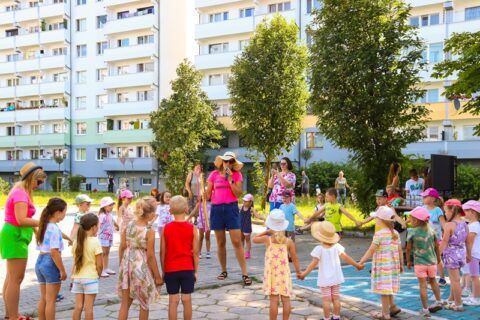 Zaproszenie na wakacyjne animacje dla dzieci na parkingu SCK- Bytków