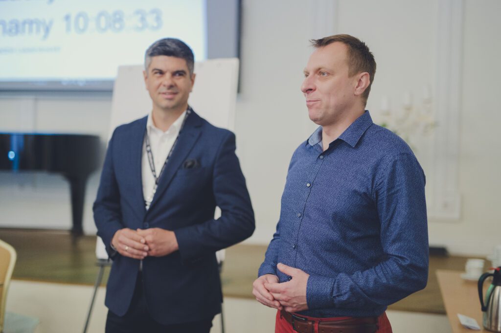 Jakub Nowak, kierownik Biura Obsługi Inwestora w Urzędzie Miasta Siemianowice Śląskie (z prawej) podczas otwarcia warsztatów metodą LEAN.