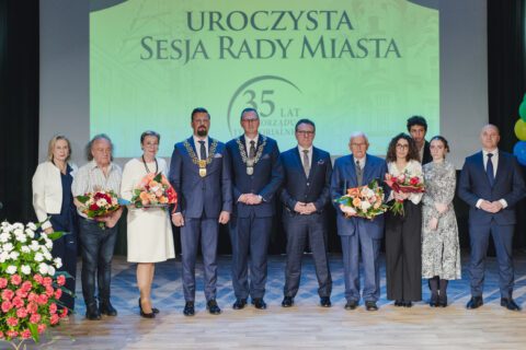 Przewodniczący Rady Miasta oraz prezydent miasta z odznaczonymi osobami, a także rodziny osób uhonorowanych pośmiertnie dyplomem "Zasłużony dla Siemianowic Śląskich"