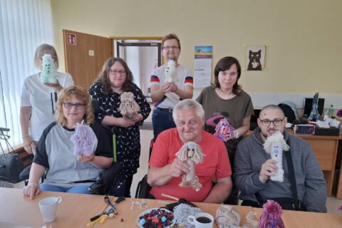 uczestnicy w trakcie zajęć plastycznych