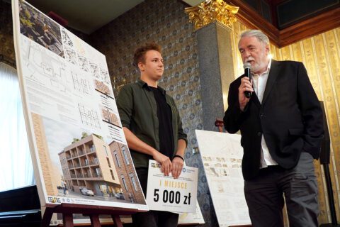 Tomasz Skiba, zwycięzca konkursu wraz z promotorem projektu - dr. inż. arch. Andrzejem Dudą.