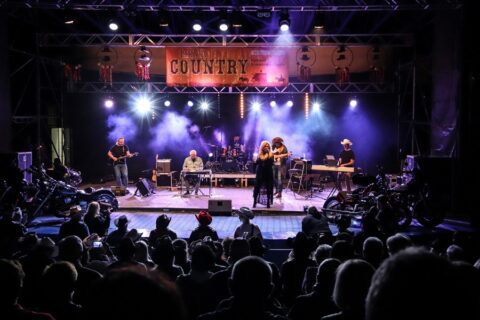 Widok na scenę w amfiteatrze miejskim podczas Pikniku Country